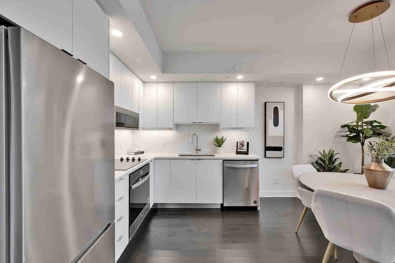 Royale Condos - Photo 7 of 10