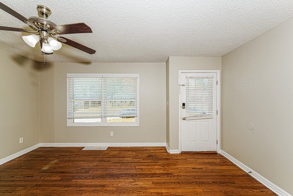 817 Hillview Dr - Photo 3 of 15
