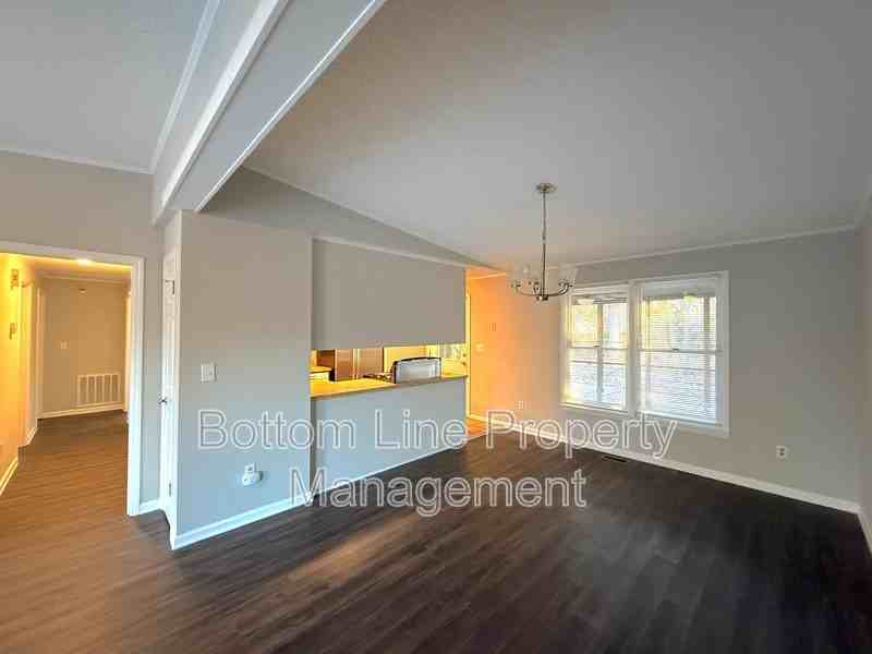 8105 Chrisbry Ln - Photo 4 of 22