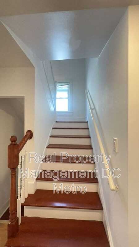 1241 Monroe St Ne - Photo 5 of 31