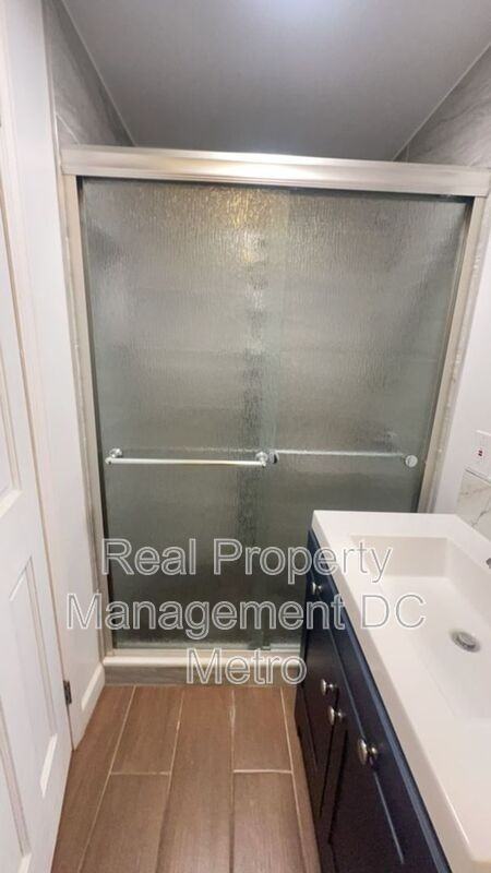 1241 Monroe St Ne - Photo 6 of 31