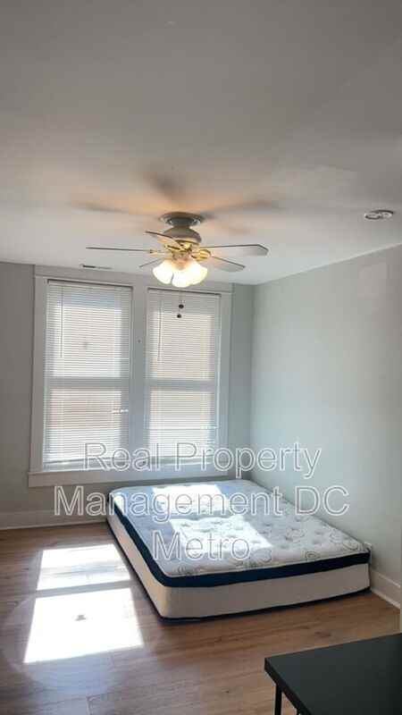 1241 Monroe St Ne - Photo 5 of 31