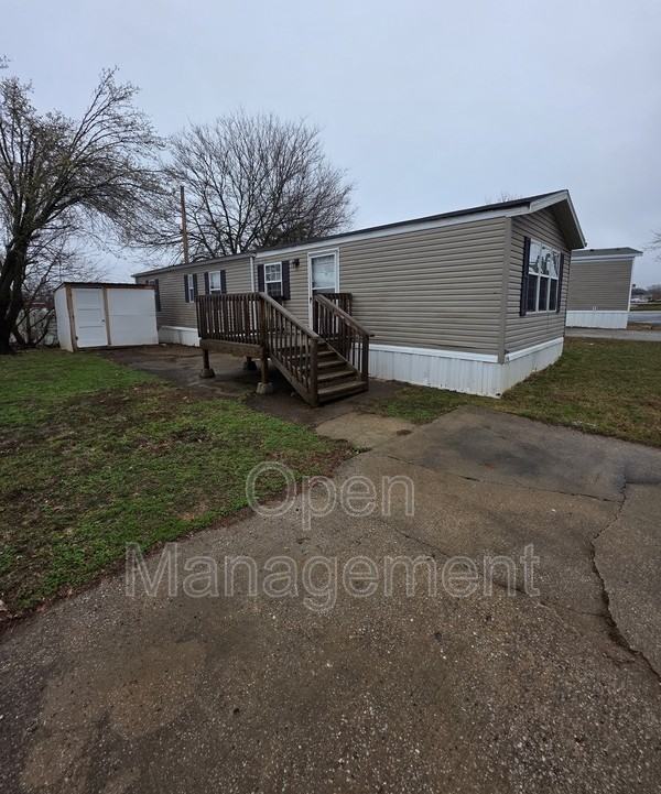 16 English Village Park - Photo 2 of 10