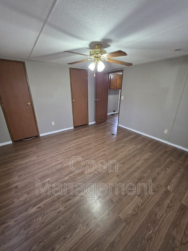 16 English Village Park - Photo 4 of 10