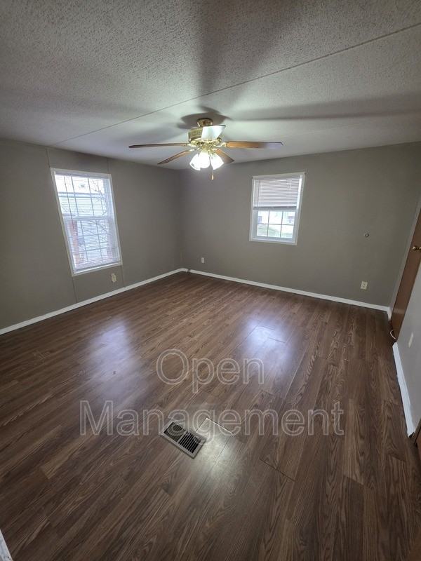 16 English Village Park - Photo 5 of 10