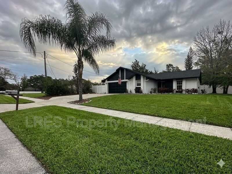 555 Glen Haven Dr - Photo 2 of 31