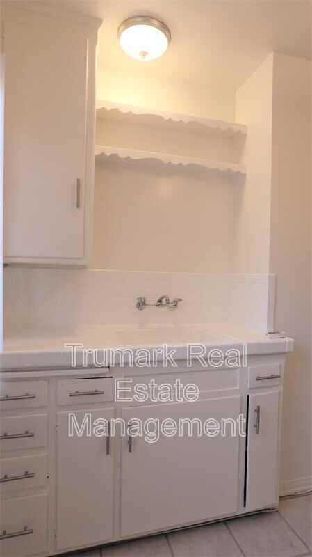 623 W Stocker St #C - Photo 5 of 11