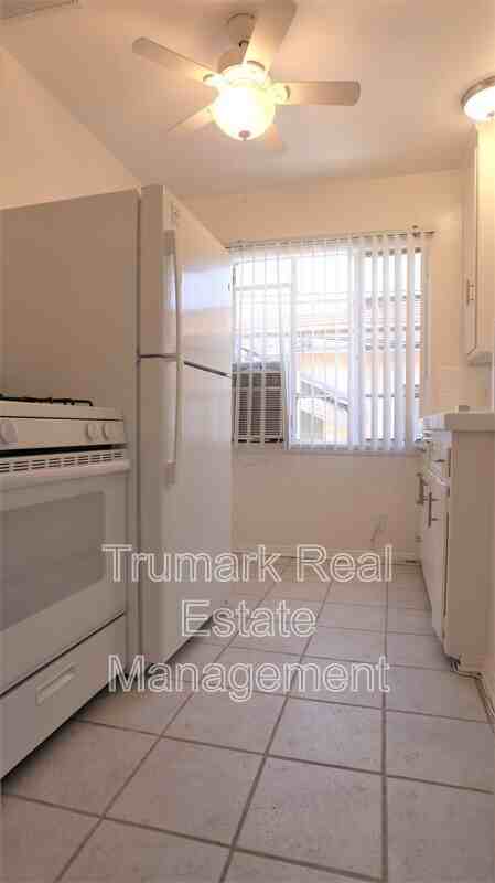 623 W Stocker St #C - Photo 6 of 11