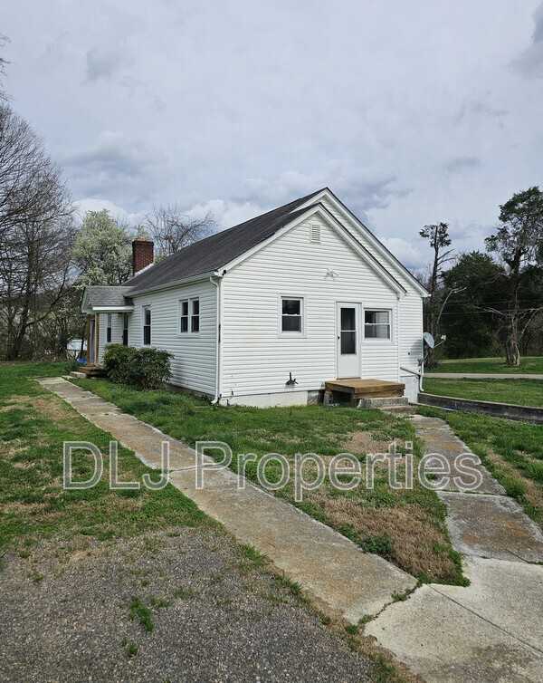 816 Andrew Johnson Hwy - Photo 2 of 13