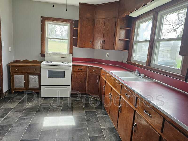 816 Andrew Johnson Hwy - Photo 6 of 13