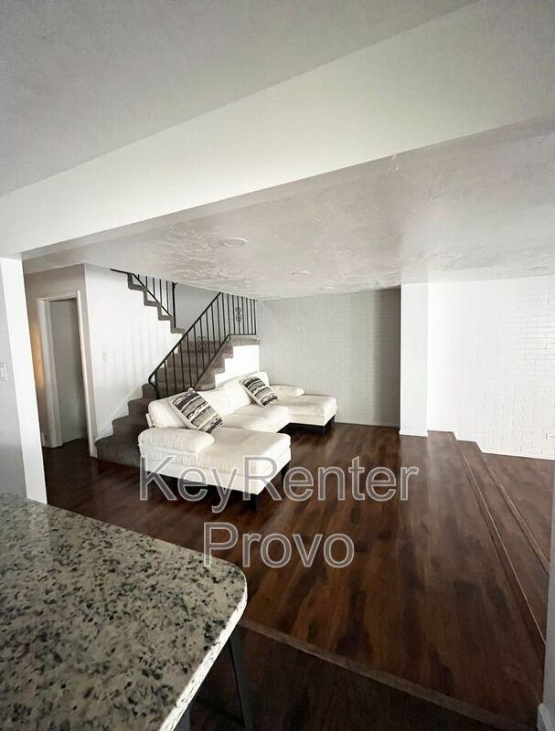 2091 Ne - Photo 3 of 12