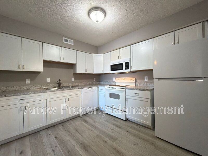 2140 J St #3 - Photo 3 of 9