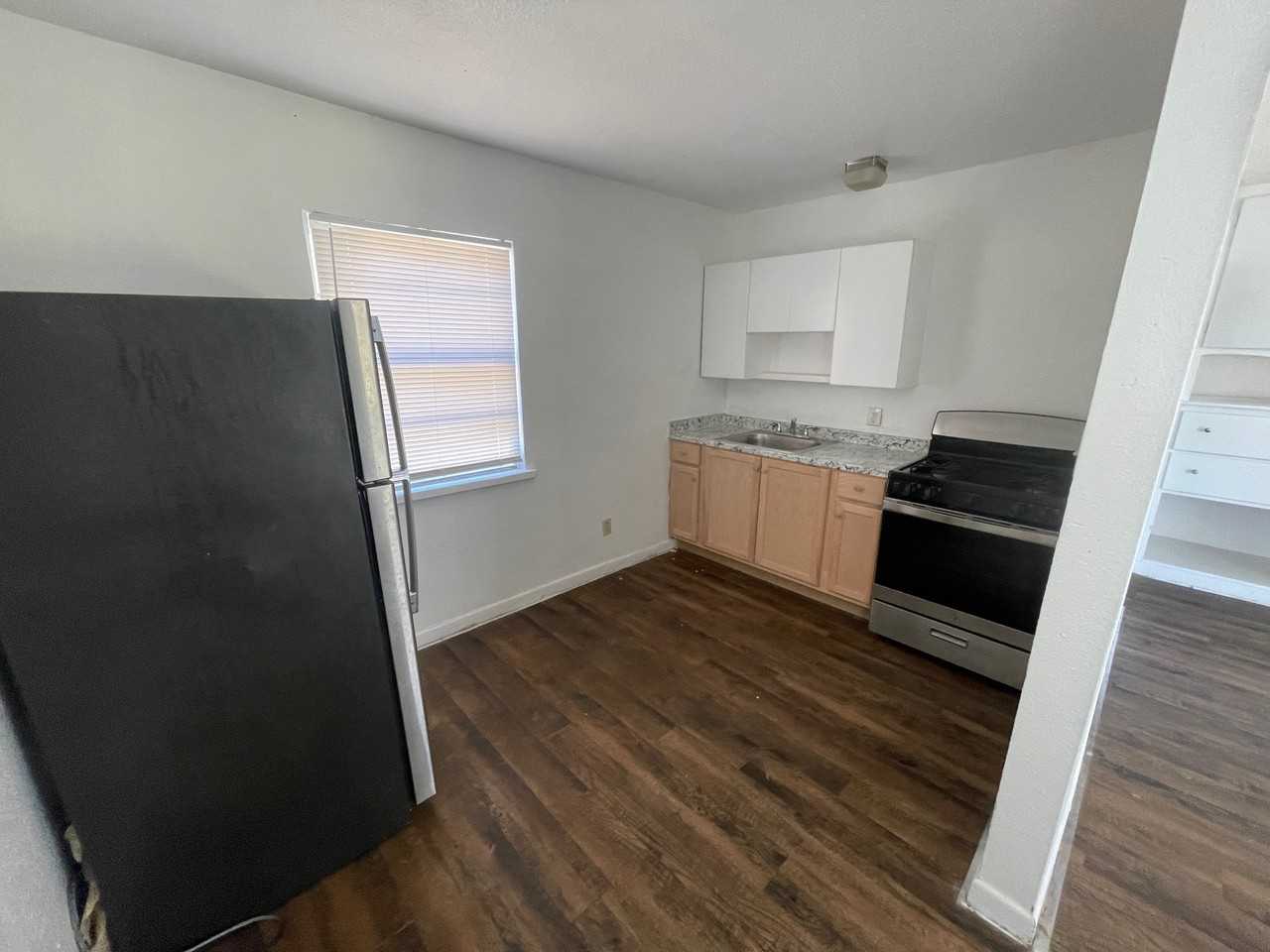 1802 8th St - Photo 3 of 9