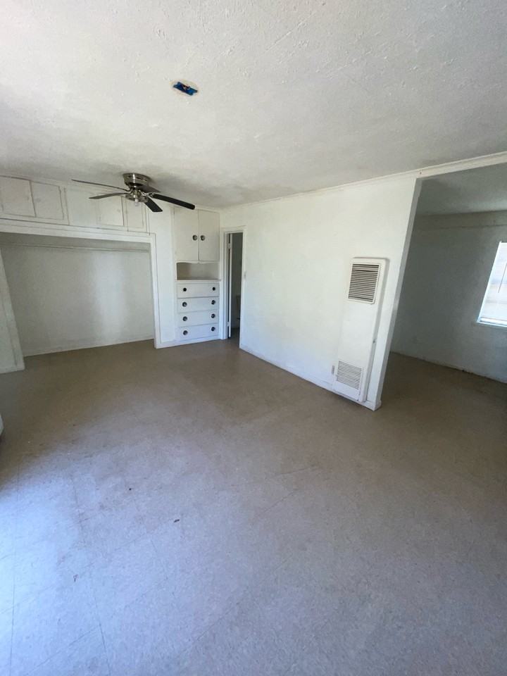 1802 8th St - Photo 7 of 9