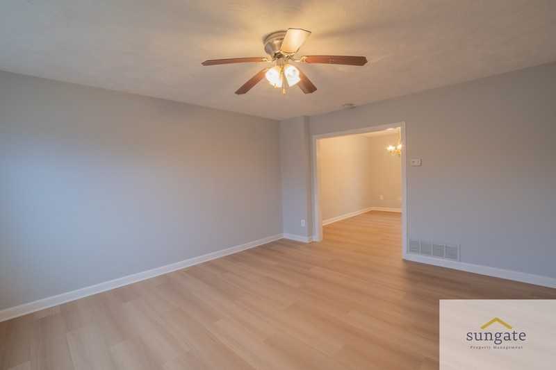 8533 Oak Rd - Photo 4 of 34