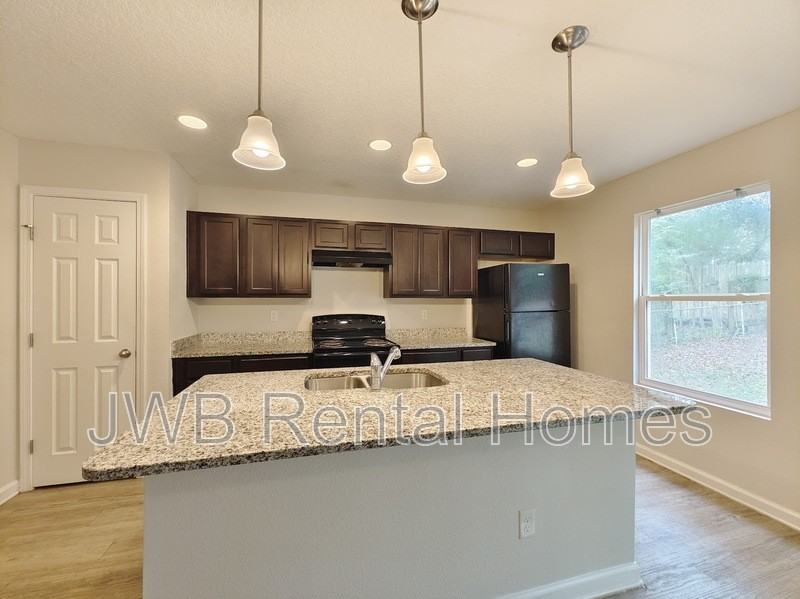 2562 Red Robin Dr W - Photo 3 of 9