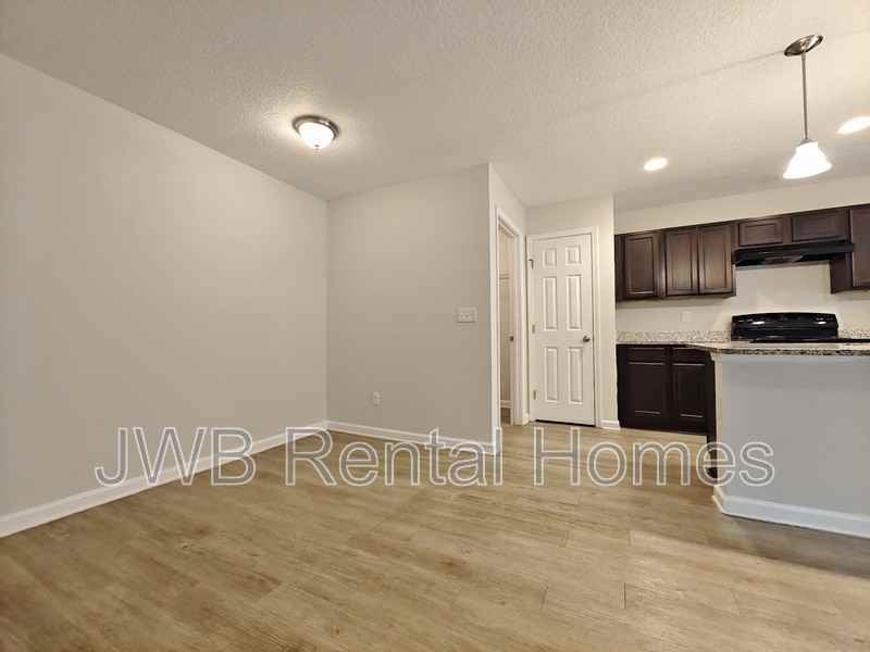 2562 Red Robin Dr W - Photo 4 of 9