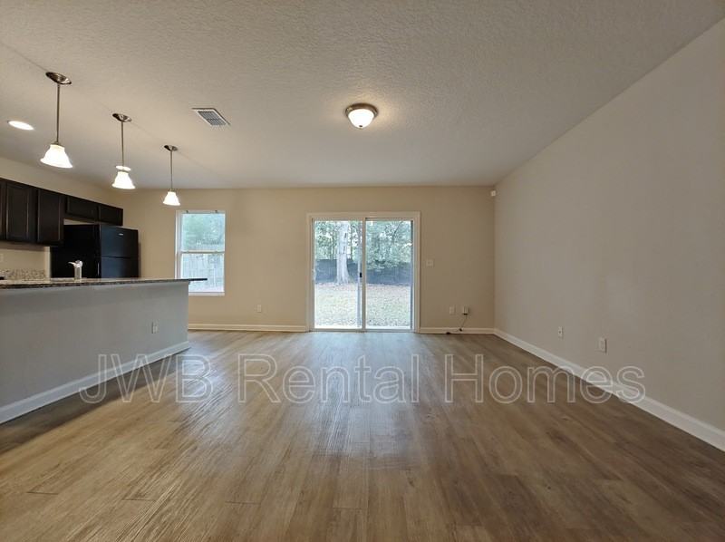 2562 Red Robin Dr W - Photo 5 of 9