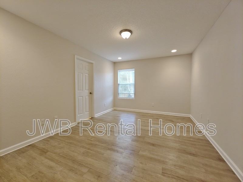 2562 Red Robin Dr W - Photo 6 of 9