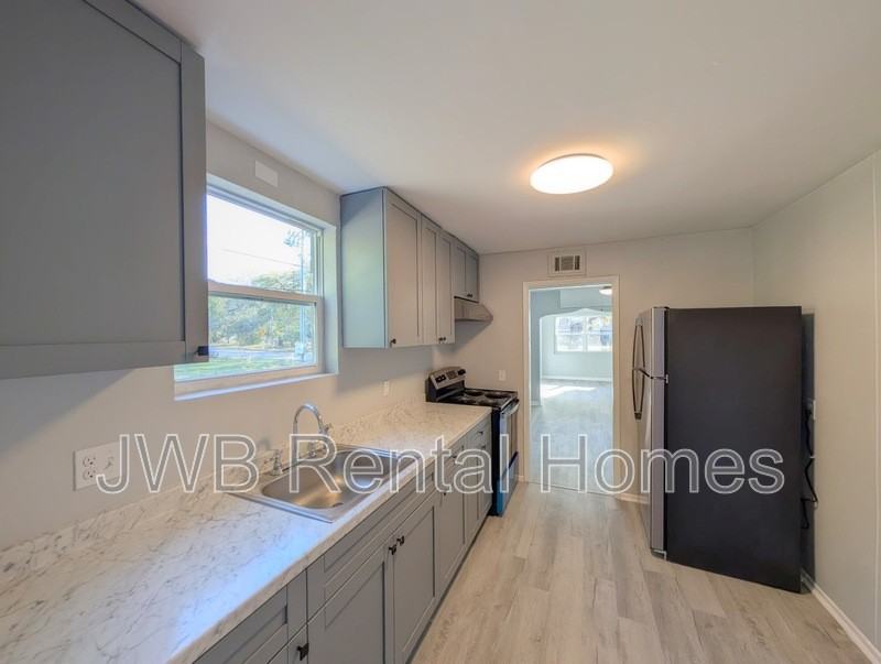 3324 N Davis St - Photo 4 of 16