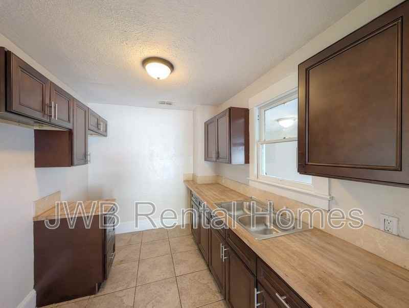 1316 W 31st St - Photo 4 of 17