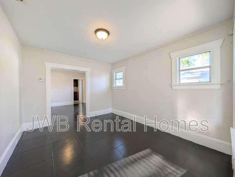 1316 W 31st St - Photo 5 of 17