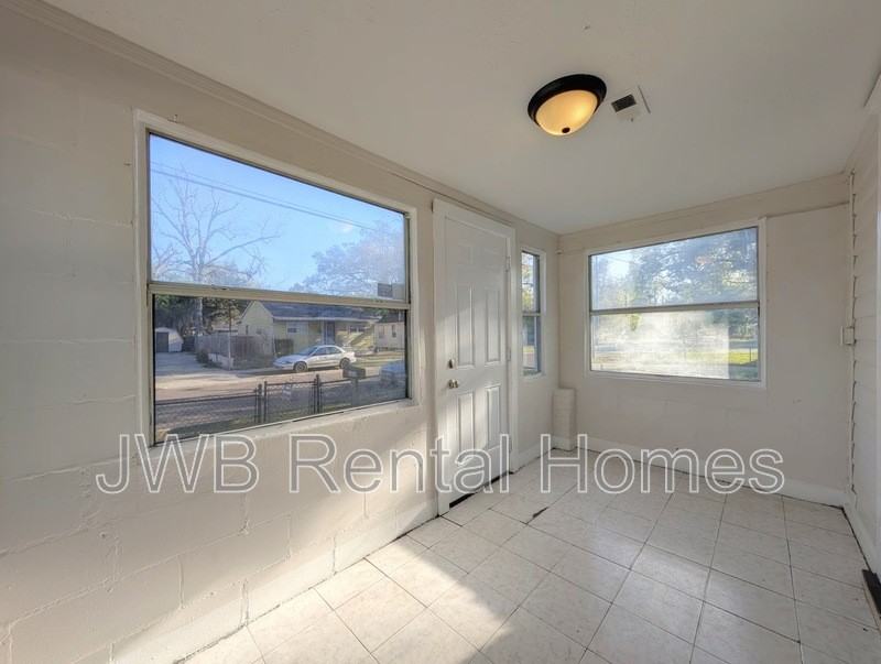 1316 W 31st St - Photo 7 of 17