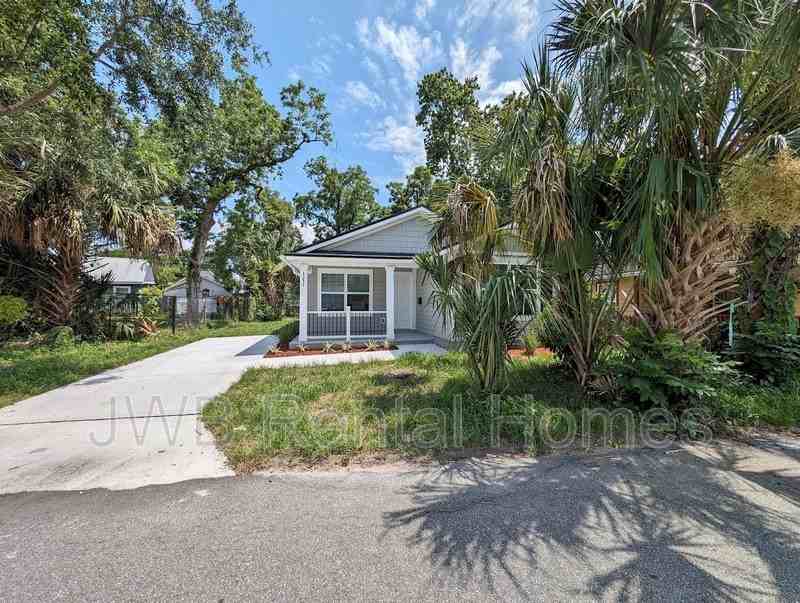 1217 Swift St - Photo 2 of 10