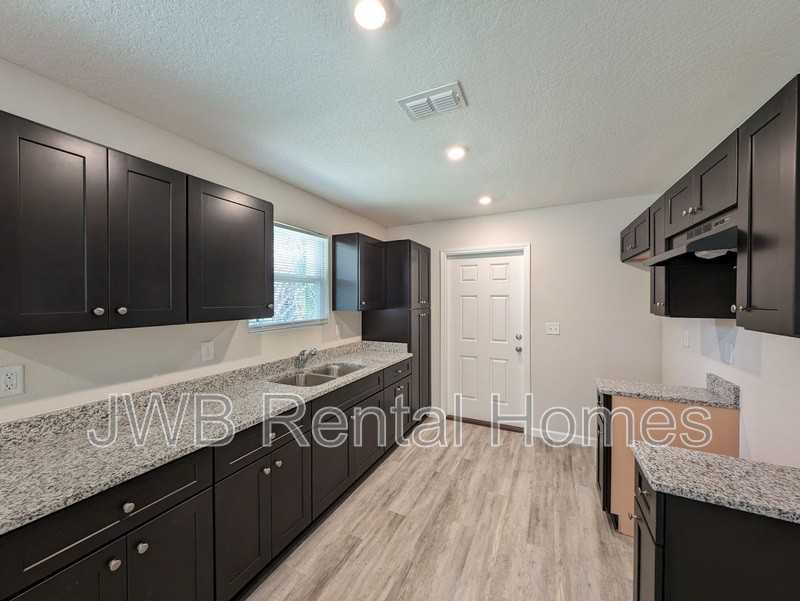 1217 Swift St - Photo 3 of 10