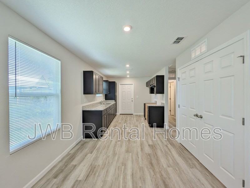 1217 Swift St - Photo 4 of 10