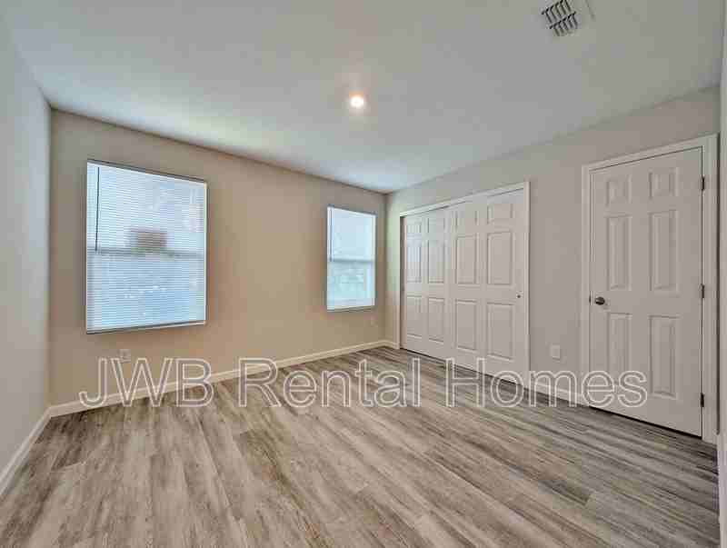 1217 Swift St - Photo 6 of 10