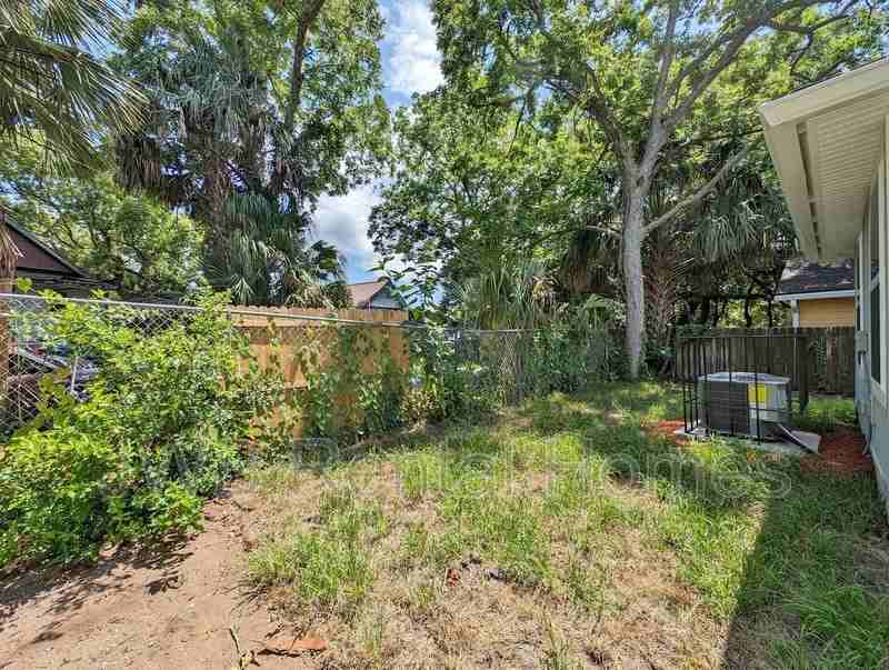 1217 Swift St - Photo 7 of 10