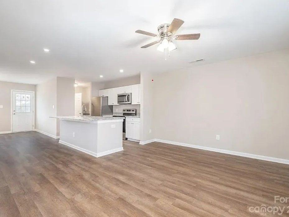 1347 Ontario Dr - Photo 3 of 6