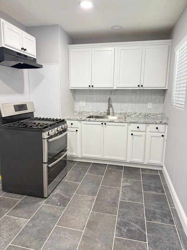 4040 Neches St - Photo 4 of 9