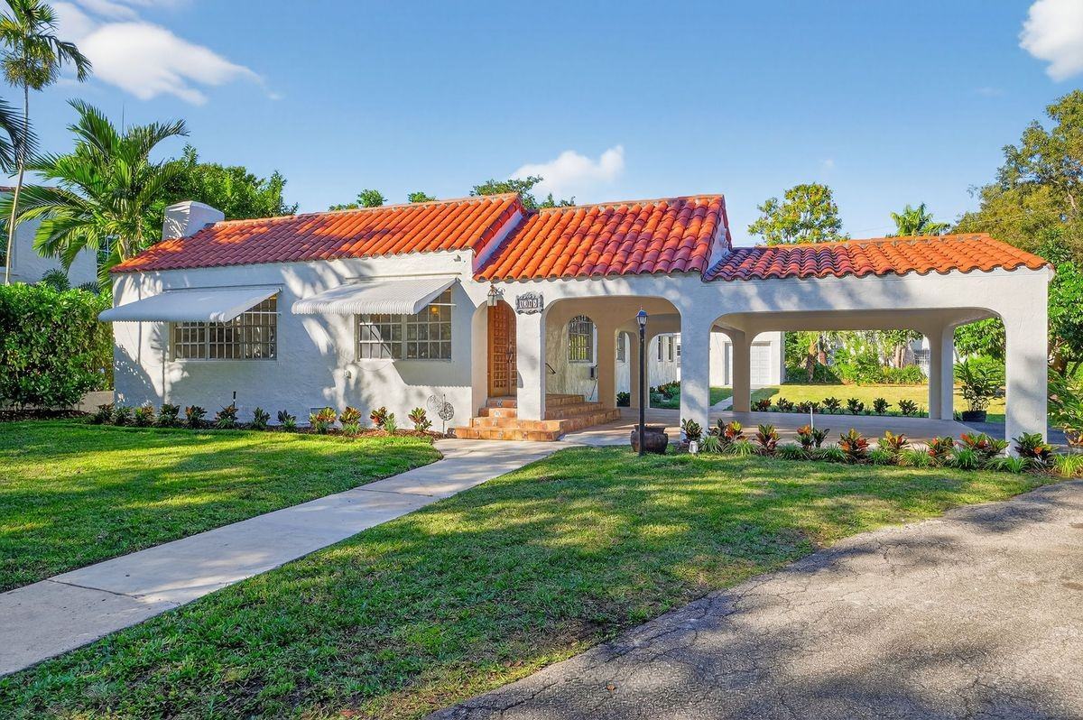 1305 Alhambra Cir - Photo 3 of 43