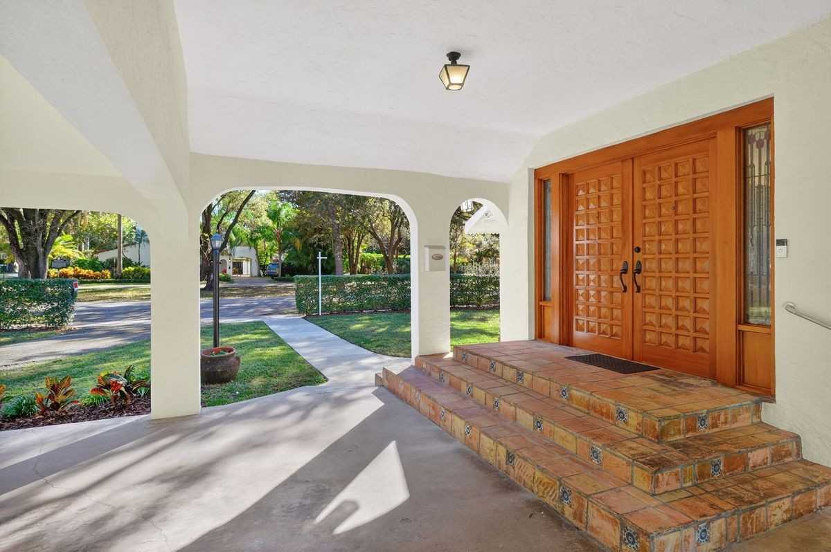 1305 Alhambra Cir - Photo 5 of 43