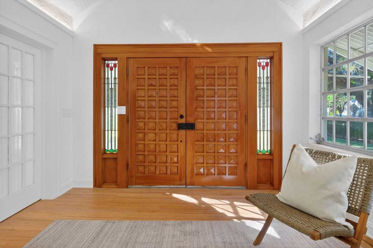 1305 Alhambra Cir - Photo 7 of 43