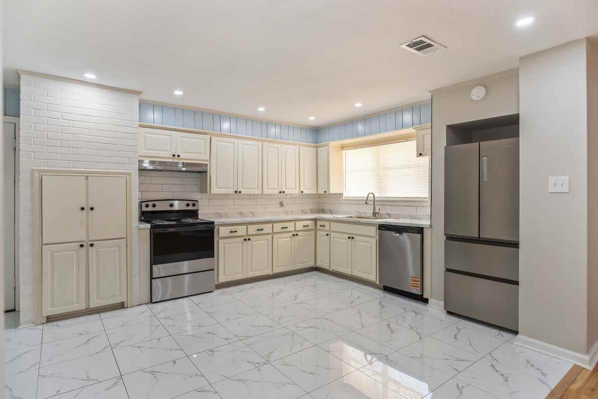 1455 Marilyn Dr - Photo 6 of 24