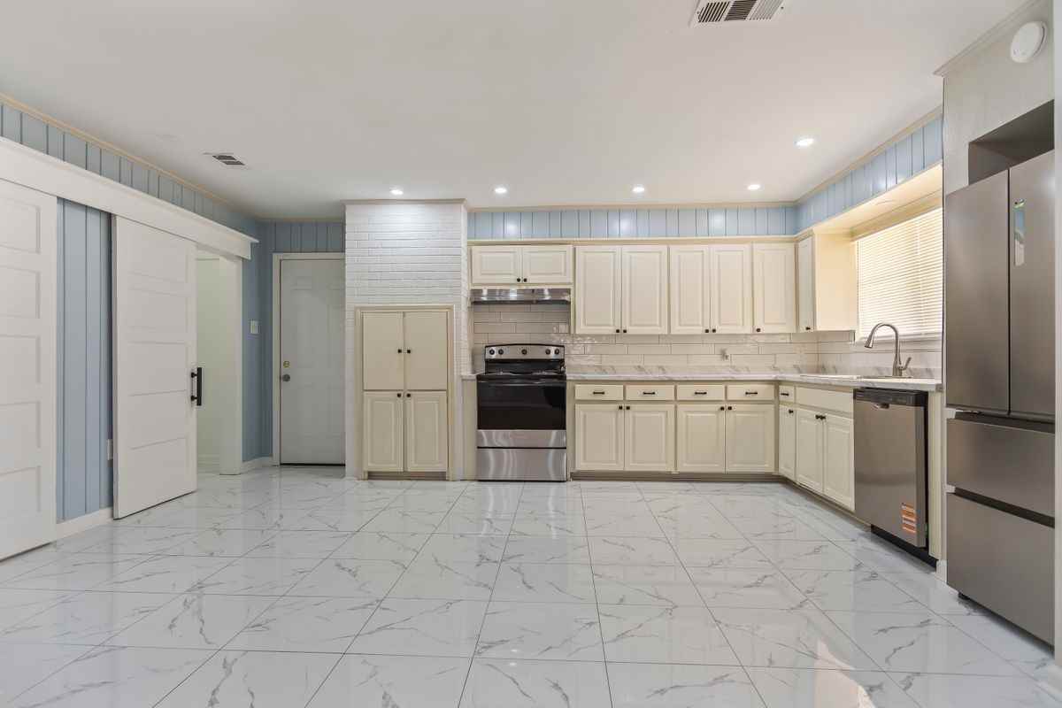 1455 Marilyn Dr - Photo 7 of 24