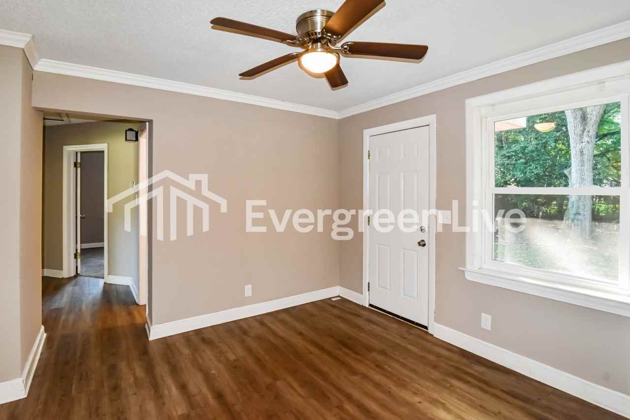 3708 Honeysuckle Rd - Photo 7 of 12