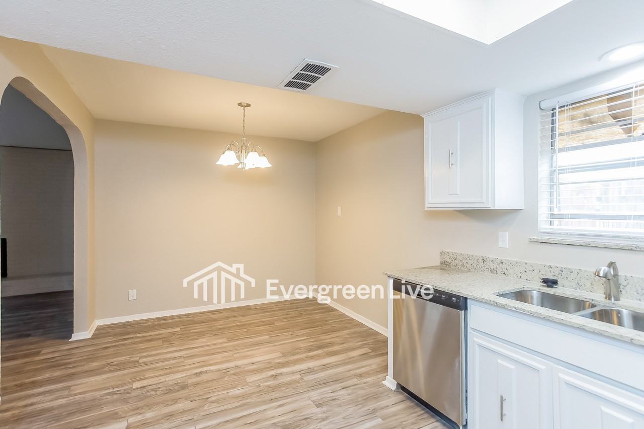 1710 Warwick St - Photo 3 of 17