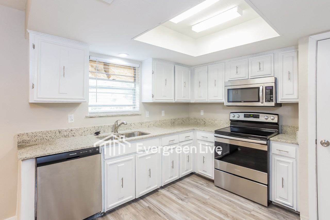 1710 Warwick St - Photo 4 of 17