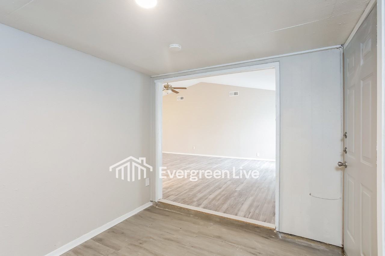 1710 Warwick St - Photo 7 of 17