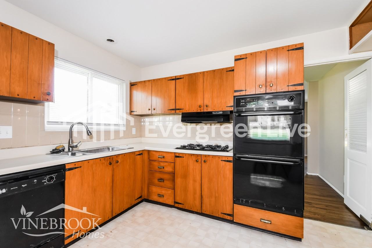 829 Townhouse Ln - Photo 5 of 31