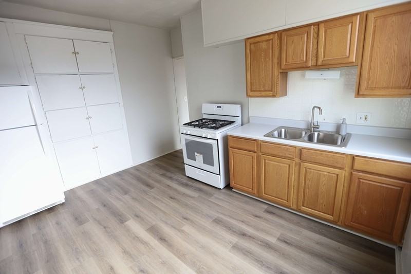 437 Eastern Ave Se - Photo 2 of 6