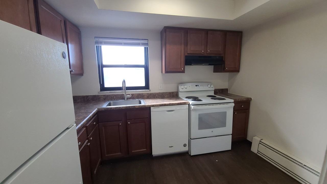 Avon Court Apartment Associates - Photo 3 of 13