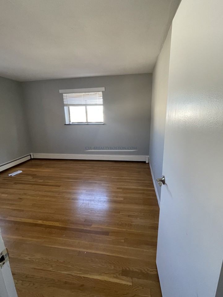 14 Riverside St #3 - Photo 5 of 11