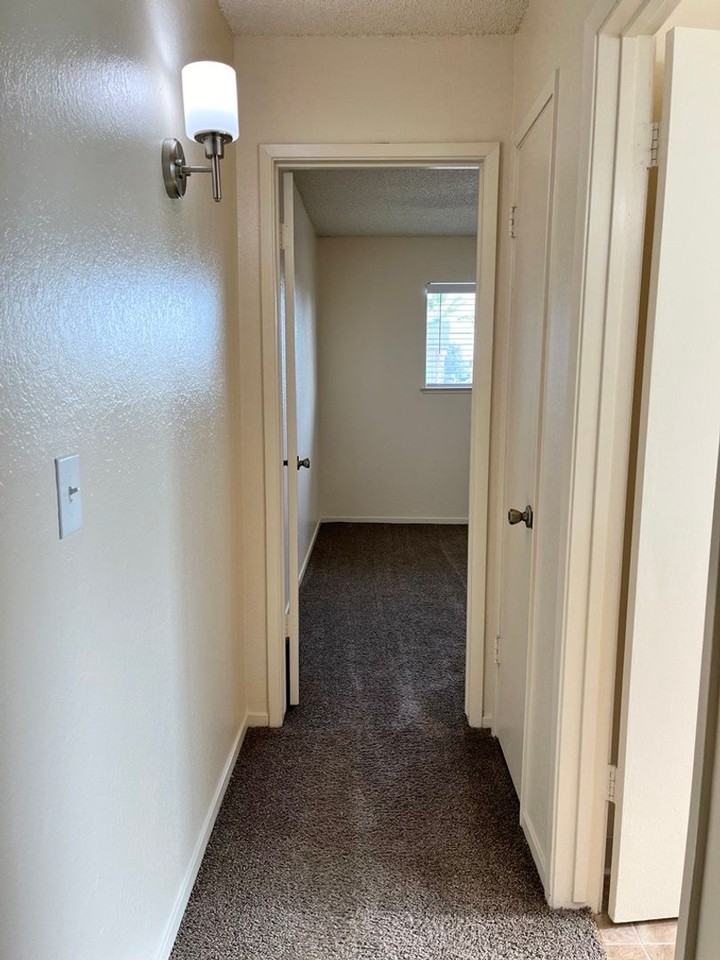 Granada Apartments - Photo 5 of 8