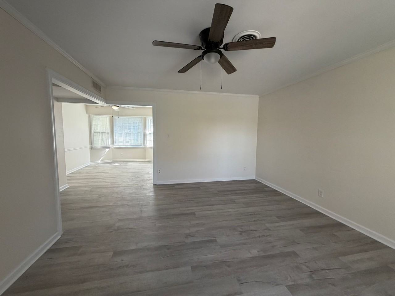 4015 Woodleaf Rd - Photo 2 of 24