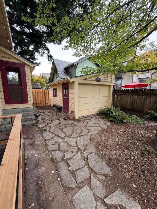 7824 Se 11th Ave - Photo 4 of 36